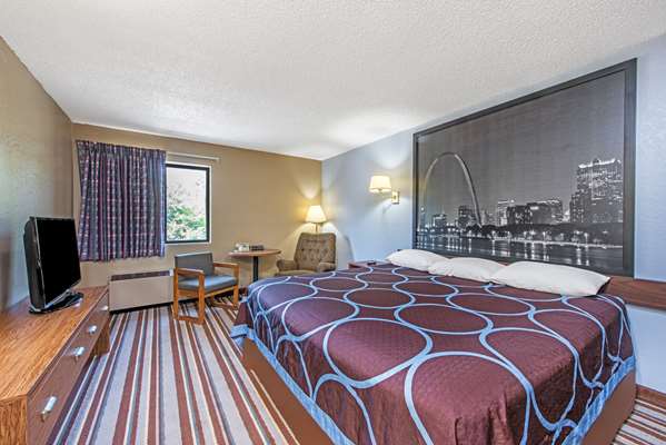 Suite - Super 8 Hotel Sullivan