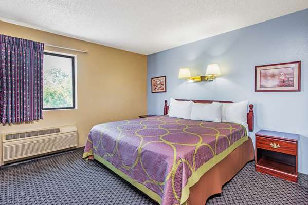  - Super 8 Hotel Sullivan