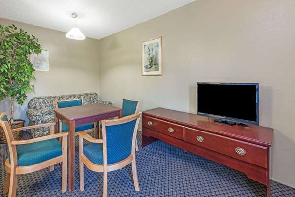  - Super 8 Hotel Sullivan