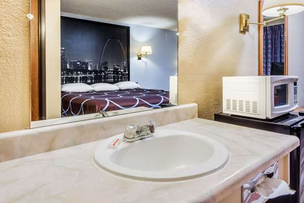  - Super 8 Hotel Sullivan