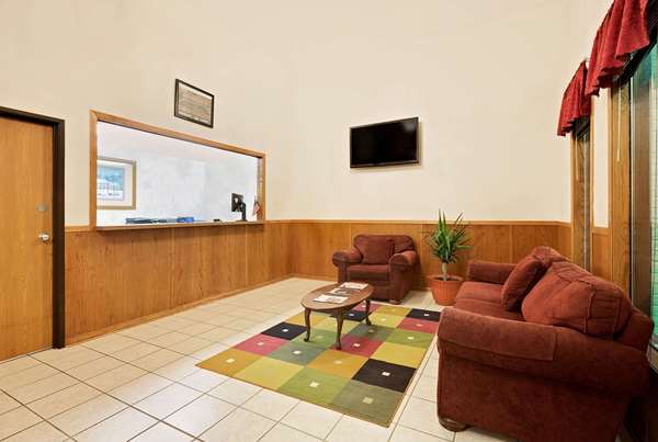  - Super 8 Motel Marshall