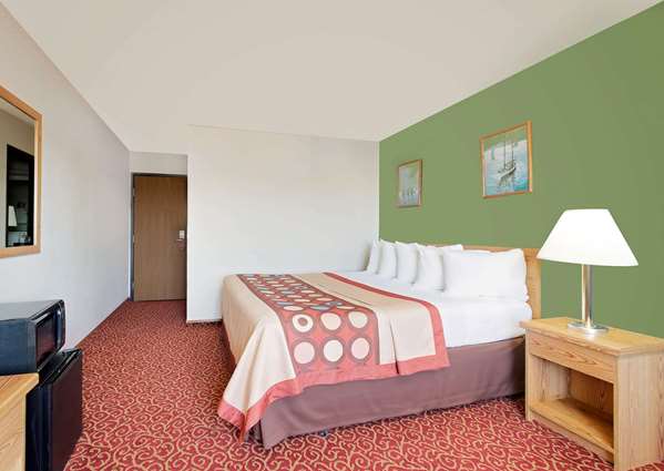  - Super 8 Motel Marshall