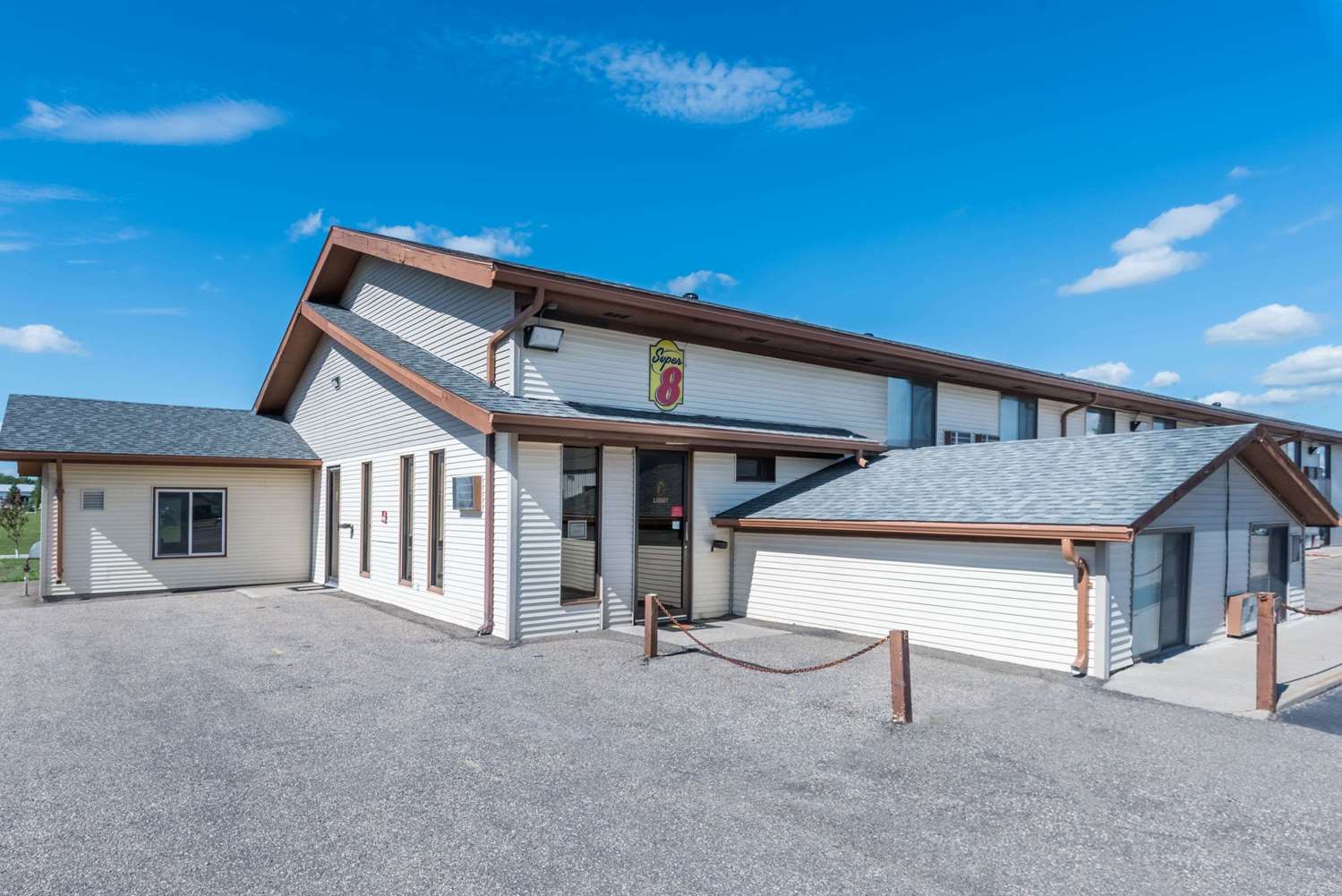 Super 8 Hotel Devils Lake, ND See Discounts