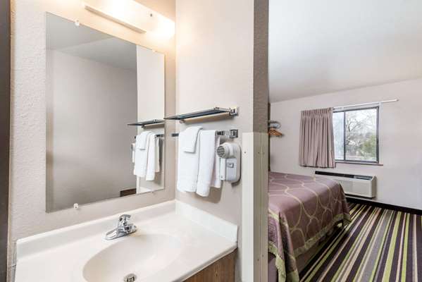  - Super 8 Hotel Airport Kalispell