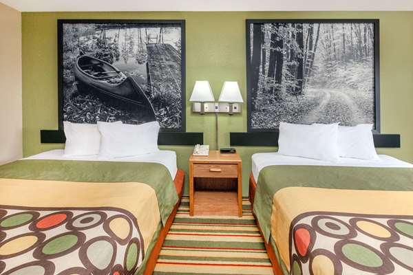  - Super 8 Hotel Grayling - I-75, Exit 251