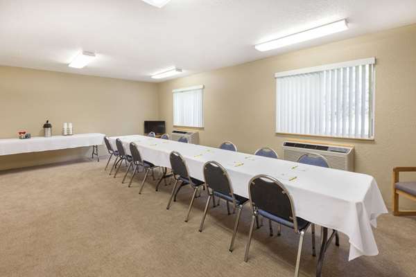  - Super 8 Hotel Grayling - I-75, Exit 251