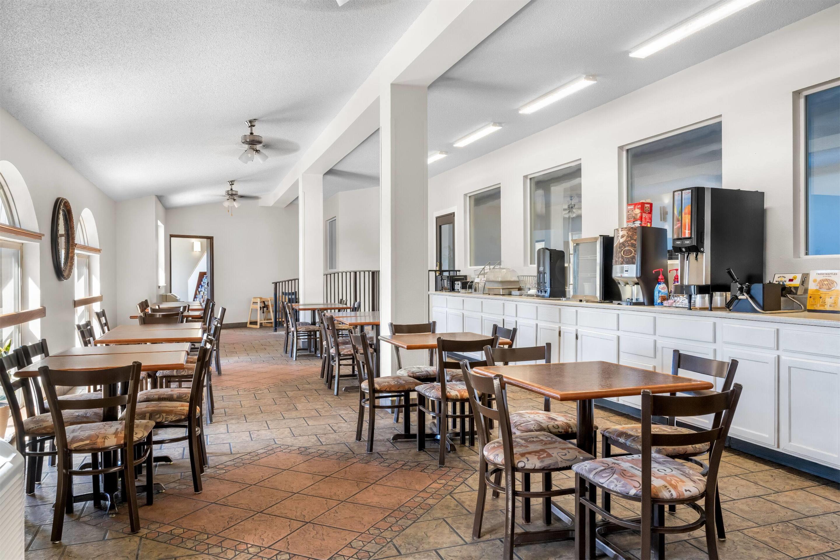 Breakfast Area | Super 8 by Wyndham Custer/Crazy Horse Area