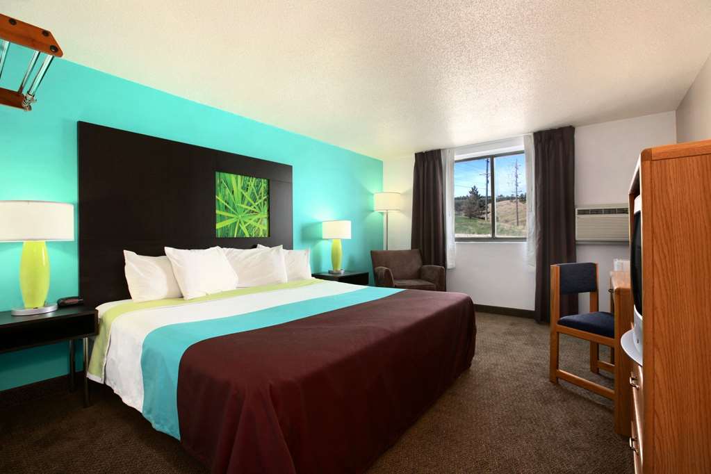 SUPER 8 BY WYNDHAM RAPID CITY RUSHM-guestroom-Guest Room,On-Site.jpg