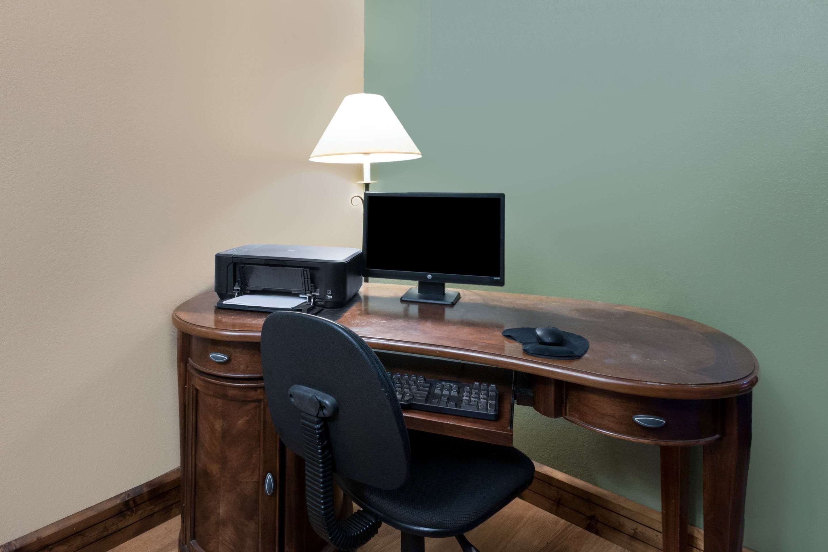 Business Center | Super 8 by Wyndham Chamberlain SD