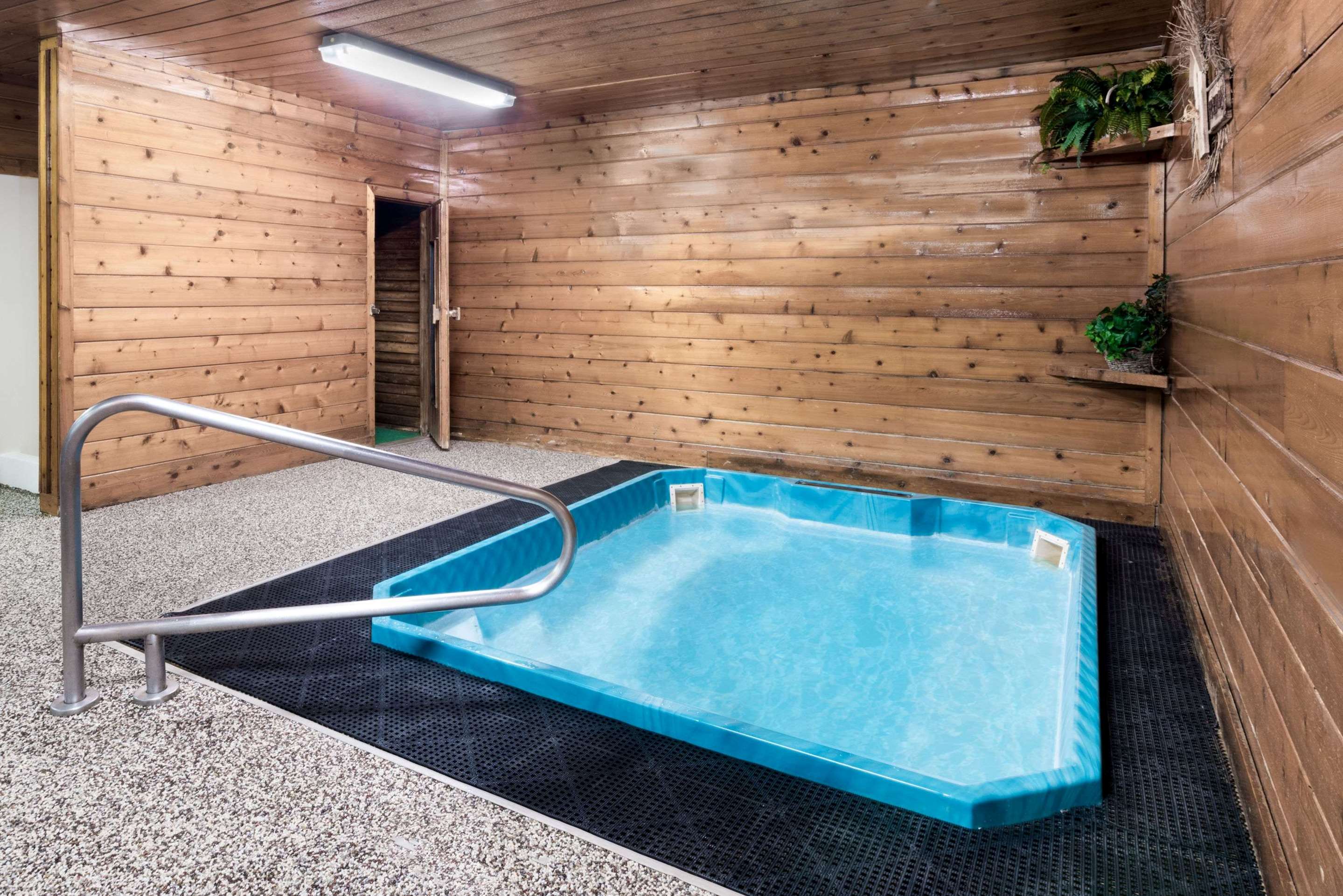 Pool | Super 8 by Wyndham Chamberlain SD