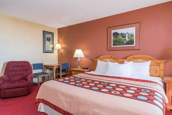 Suite - Super 8 Hotel Baxter