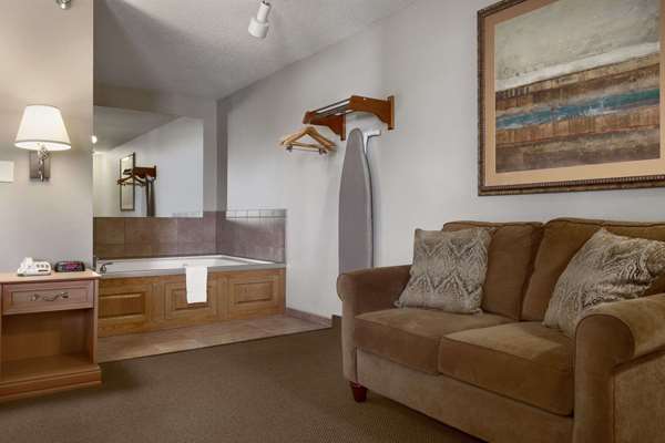 Suite - Super 8 Hotel 41st Street Sioux Falls - I-29, Exit 77