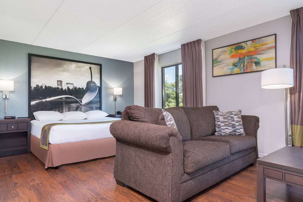 SUPER 8 BY WYNDHAM BLOOMINGTON/AIRP-guestroom-Guest Room,Tub - Jetted,Suite,On-Site.jpg