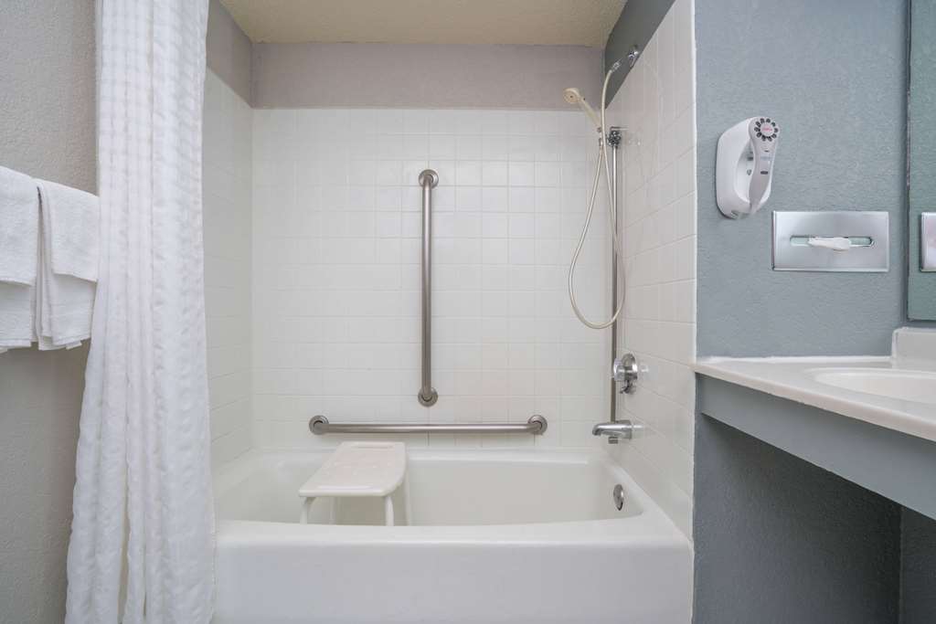 SUPER 8 BY WYNDHAM BLOOMINGTON/AIRP-guestroom-Guest Room,Bathroom,Accessibility,On-Site.jpg
