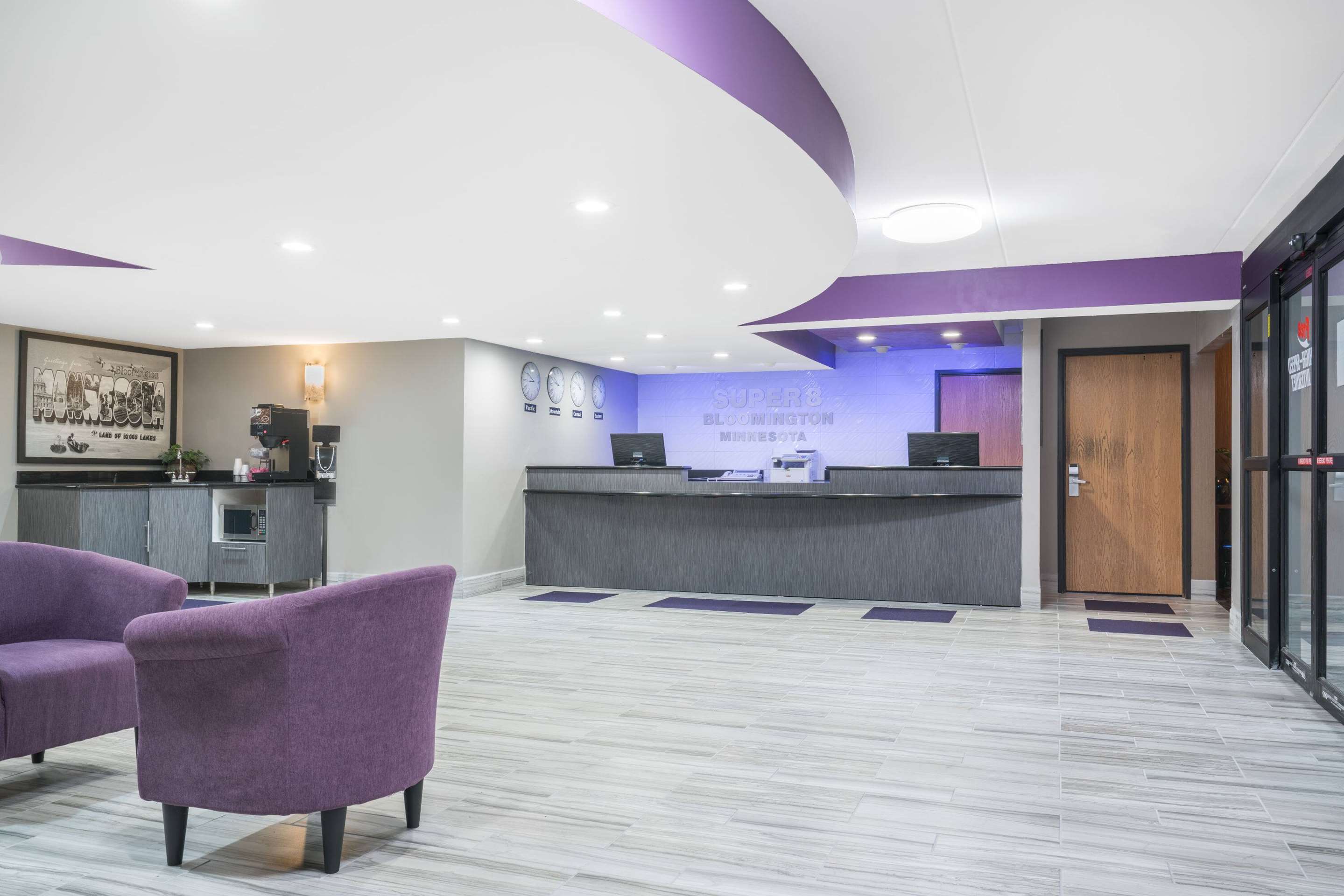 Lobby | Super 8 by Wyndham Bloomington/Airport