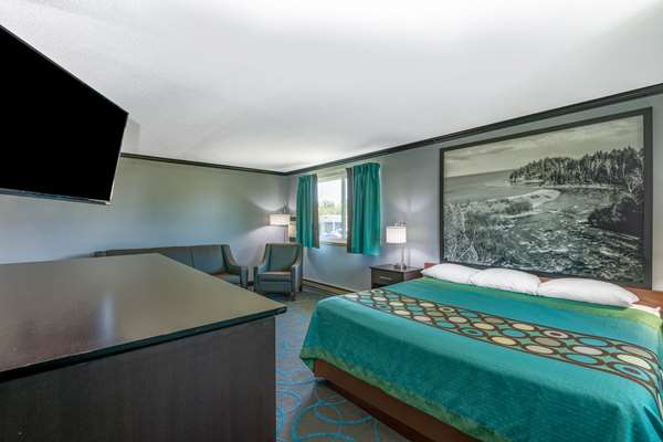Suite - Super 8 Hotel Duluth - I-35, Exit 253B