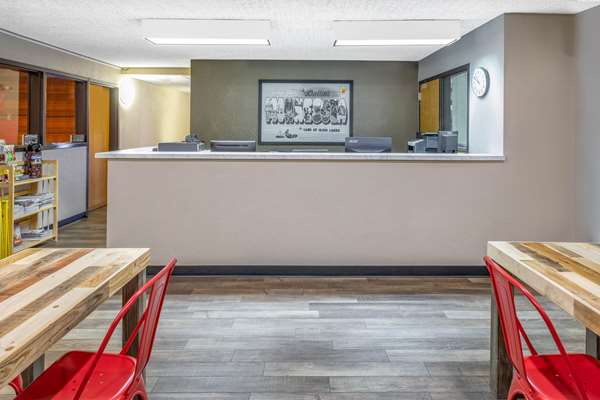  - Super 8 Hotel Duluth - I-35, Exit 253B