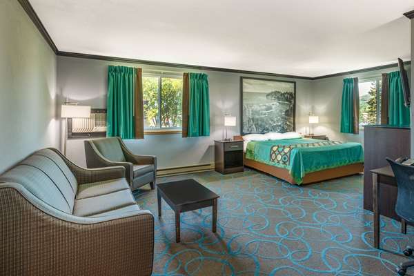 Suite - Super 8 Hotel Duluth - I-35, Exit 253B