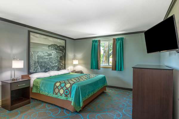 Suite - Super 8 Hotel Duluth - I-35, Exit 253B