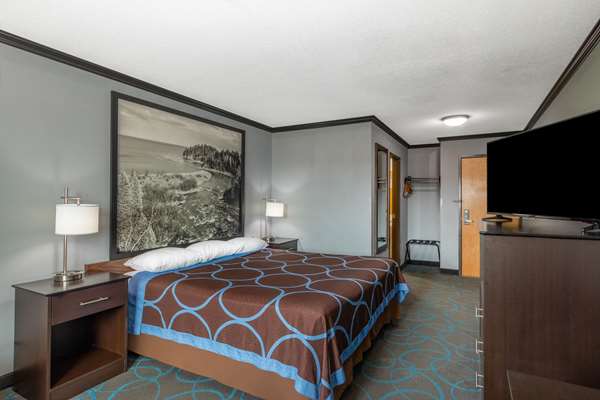  - Super 8 Hotel Duluth - I-35, Exit 253B