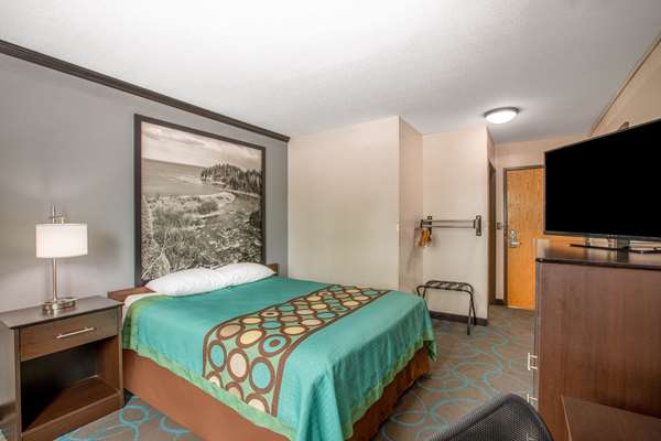  - Super 8 Hotel Duluth - I-35, Exit 253B