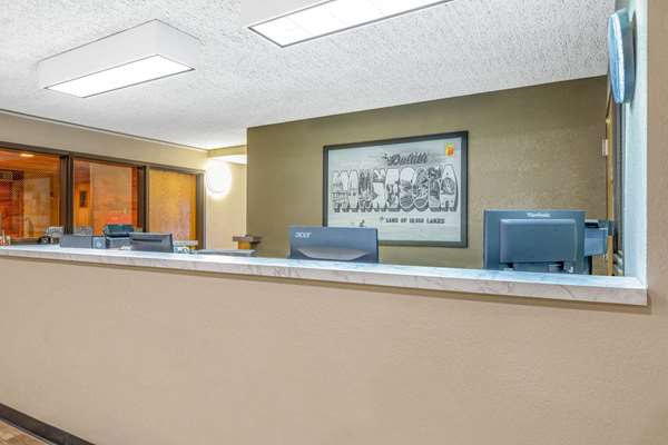  - Super 8 Hotel Duluth - I-35, Exit 253B