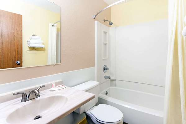  - Super 8 Hotel Bath