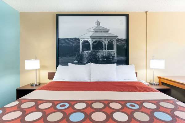  - Super 8 Hotel Bath