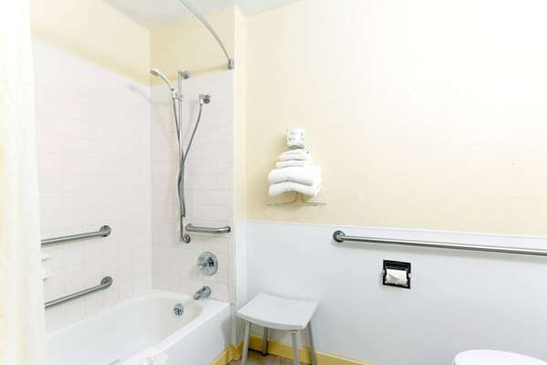 - Super 8 Hotel Bath