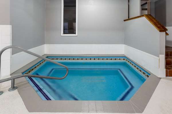 Pool - Baymont Inn & Suites Mayo Clinic Rochester