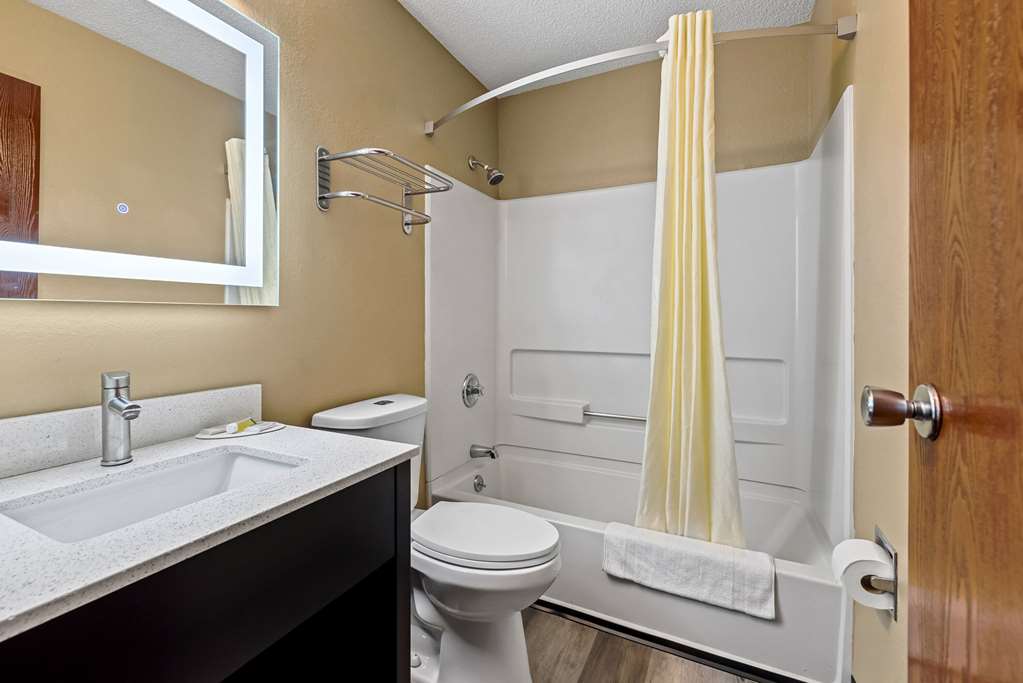 SUPER 8 AMSTERDAM NY-guestroom-Guest Room,On-Site,Double Room.jpg