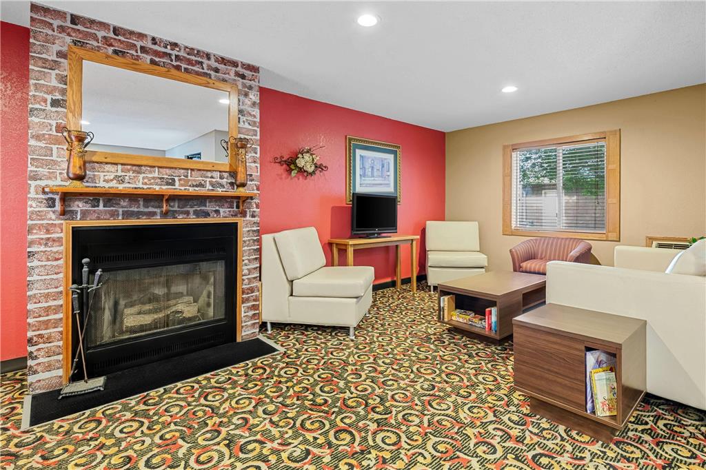 SUPER 8 BY WYNDHAM BLUE EARTH-guestroom-Sitting area,On-Site.jpg