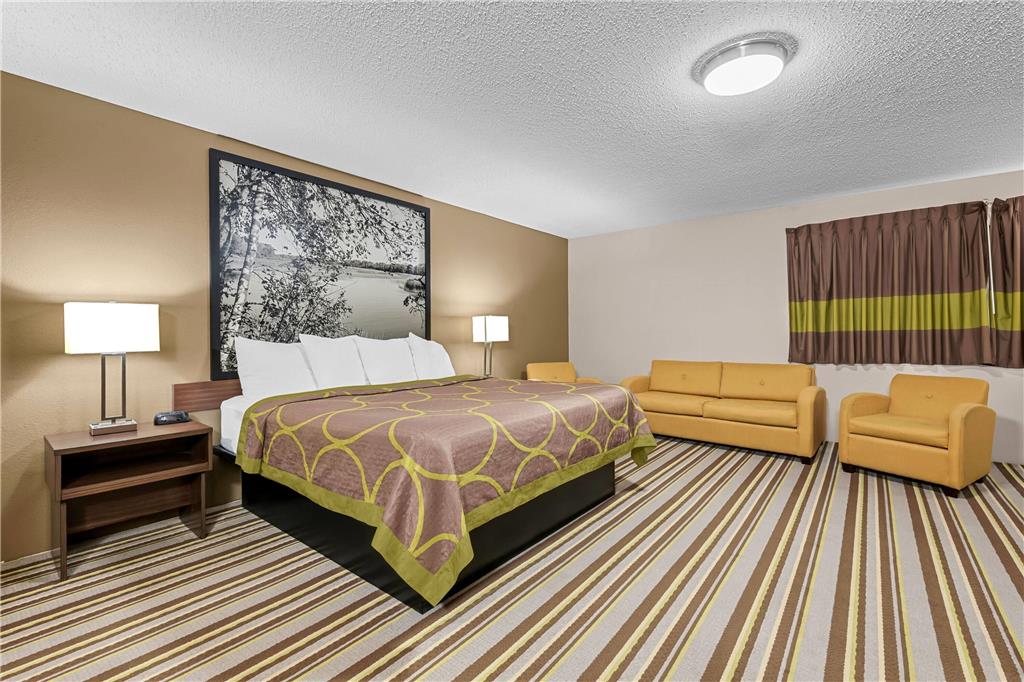SUPER 8 BY WYNDHAM BLUE EARTH-guestroom-Guest Room,Suite,On-Site.jpg