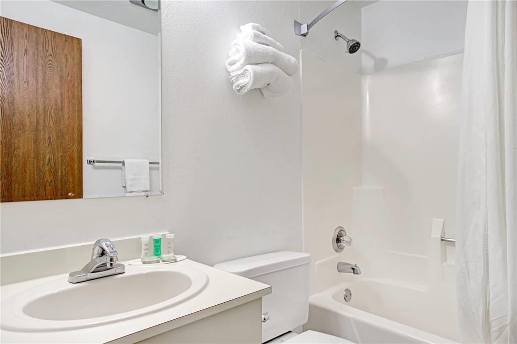 SUPER 8 BY WYNDHAM CHASKA-guestroom-Guest Room,Bathroom,On-Site.jpg