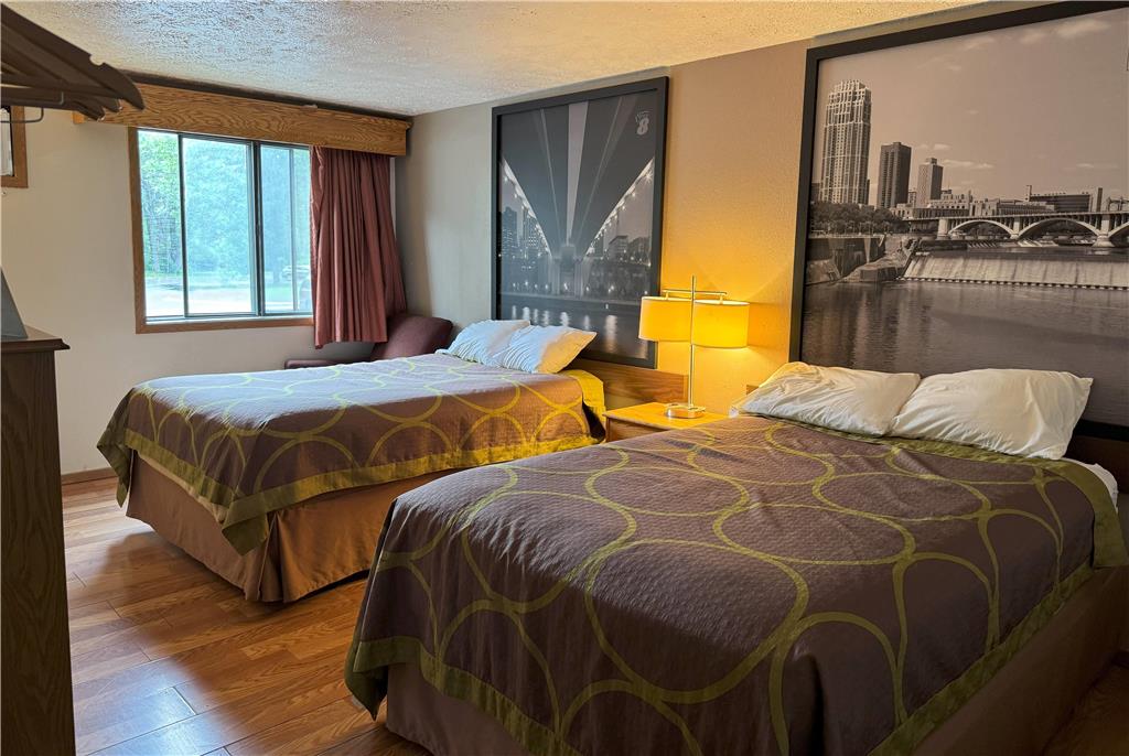SUPER 8 BY WYNDHAM CHASKA-guestroom-Guest Room,On-Site.jpg