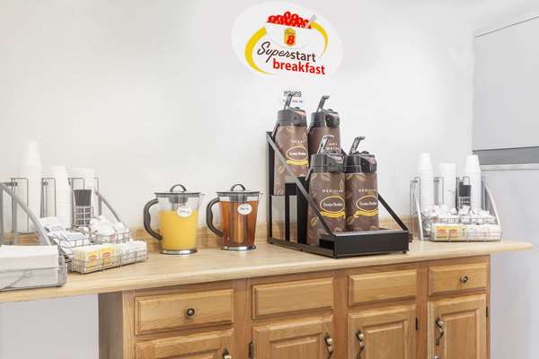  - Super 8 Hotel Glens Falls - I-87, Exit 18