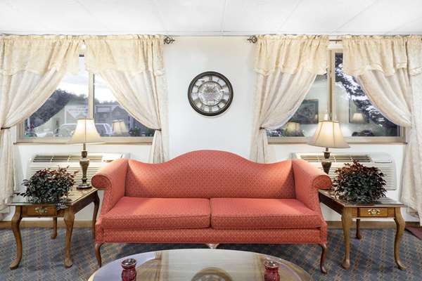  - Super 8 Hotel Glens Falls - I-87, Exit 18