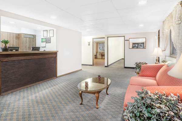  - Super 8 Hotel Glens Falls - I-87, Exit 18