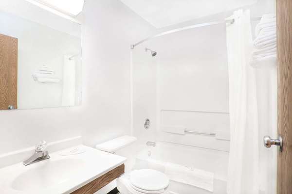  - Super 8 Hotel Glens Falls - I-87, Exit 18