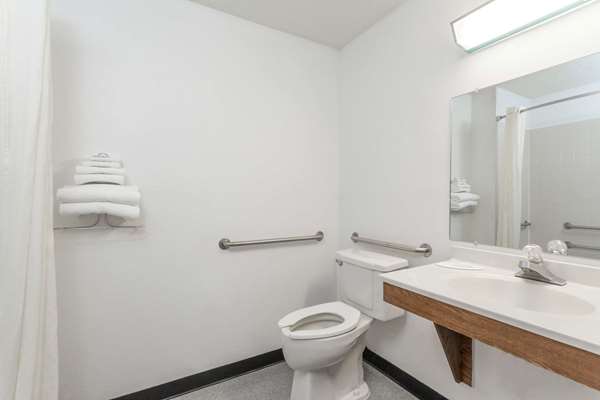  - Super 8 Hotel Glens Falls - I-87, Exit 18