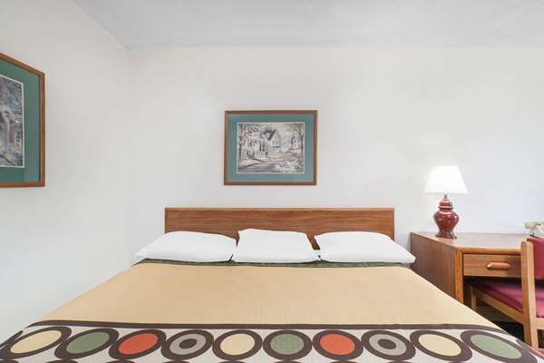  - Super 8 Hotel Glens Falls - I-87, Exit 18