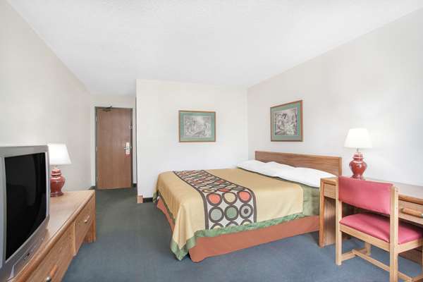  - Super 8 Hotel Glens Falls - I-87, Exit 18