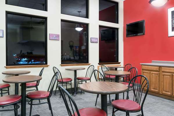  - Super 8 Motel Winona