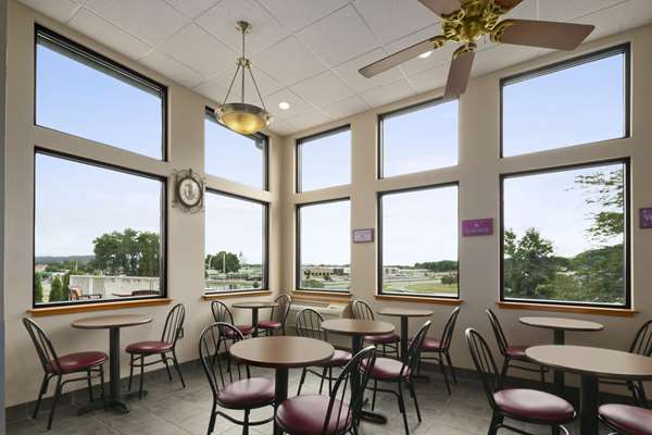  - Super 8 Motel Winona