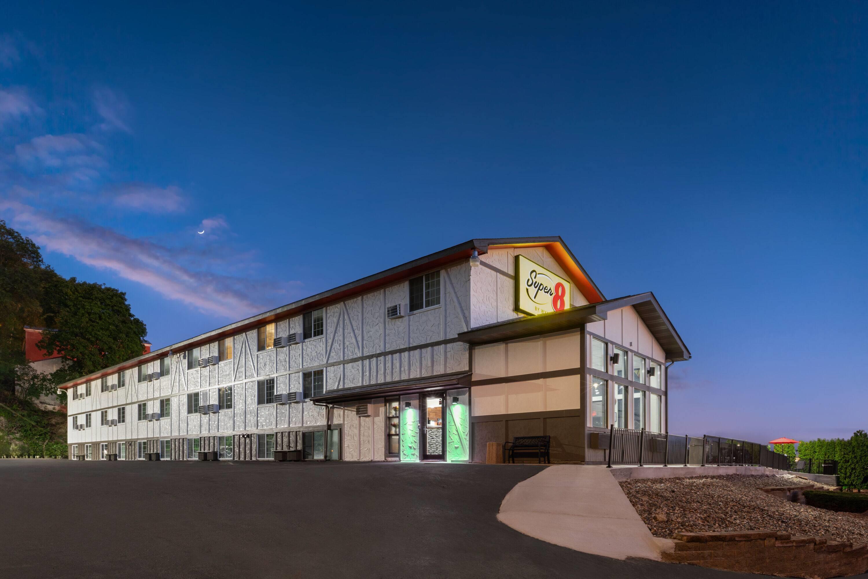 Exterior | Super 8 by Wyndham Winona MN