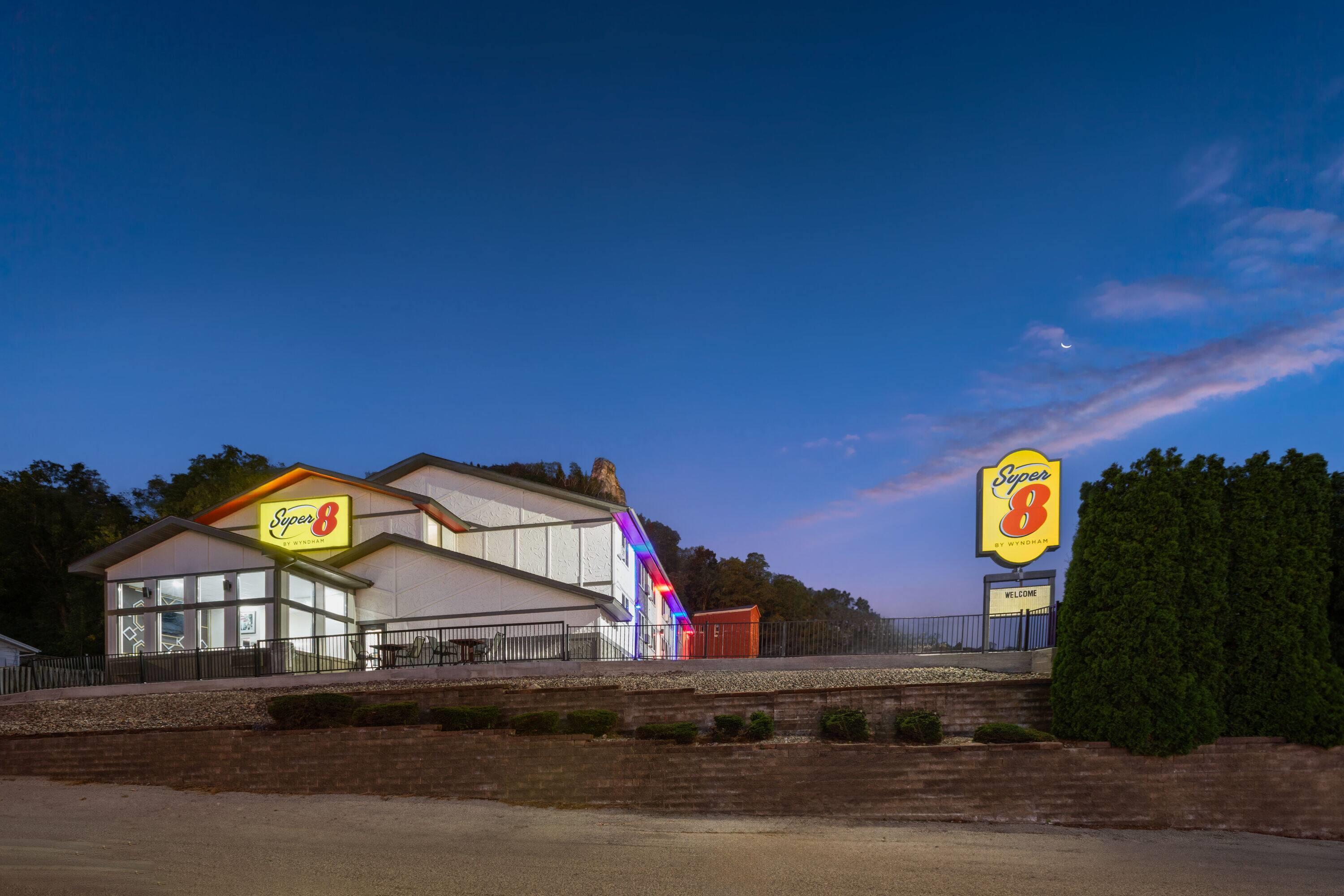 Exterior | Super 8 by Wyndham Winona MN
