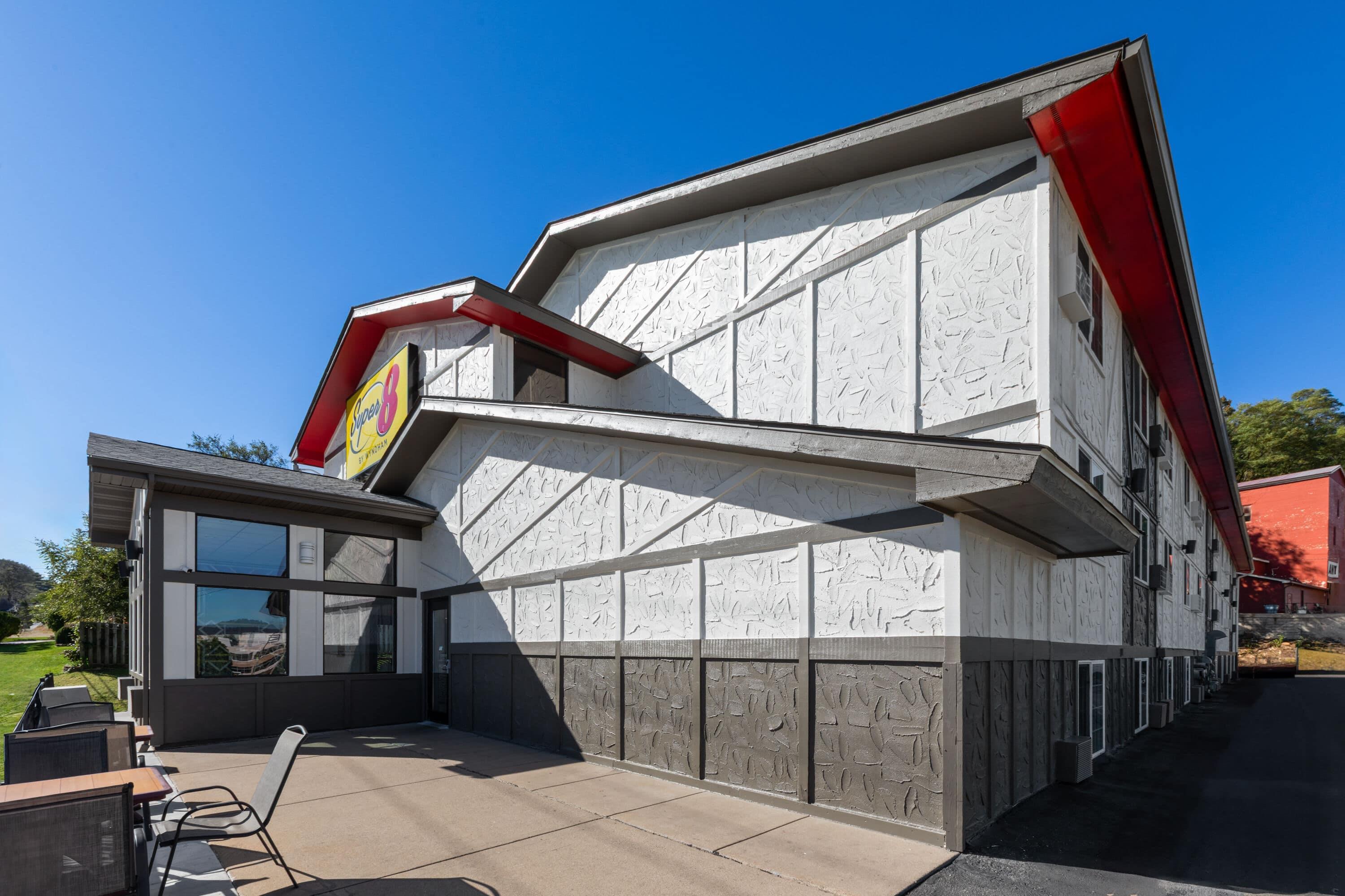 Exterior | Super 8 by Wyndham Winona MN