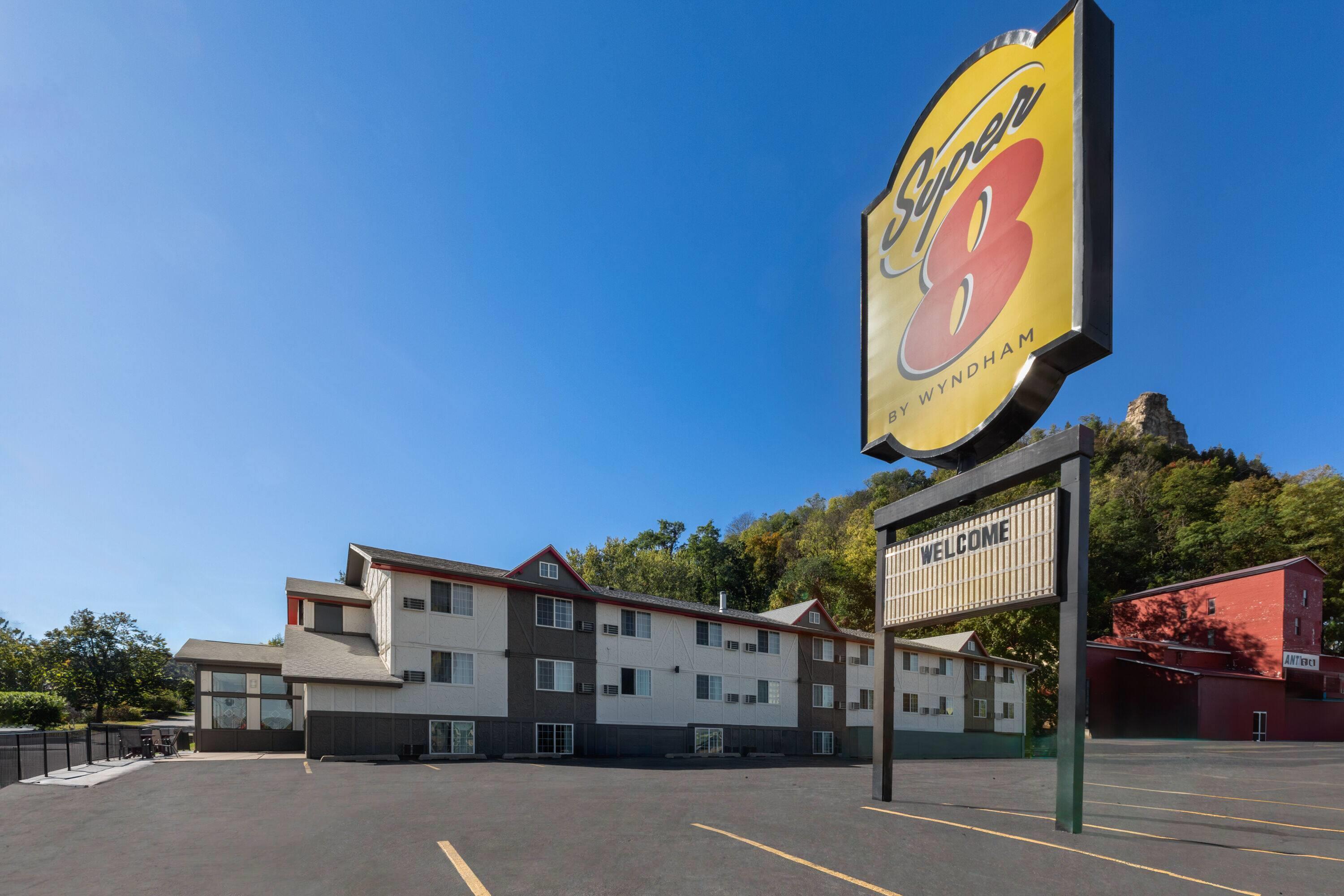 Exterior | Super 8 by Wyndham Winona MN