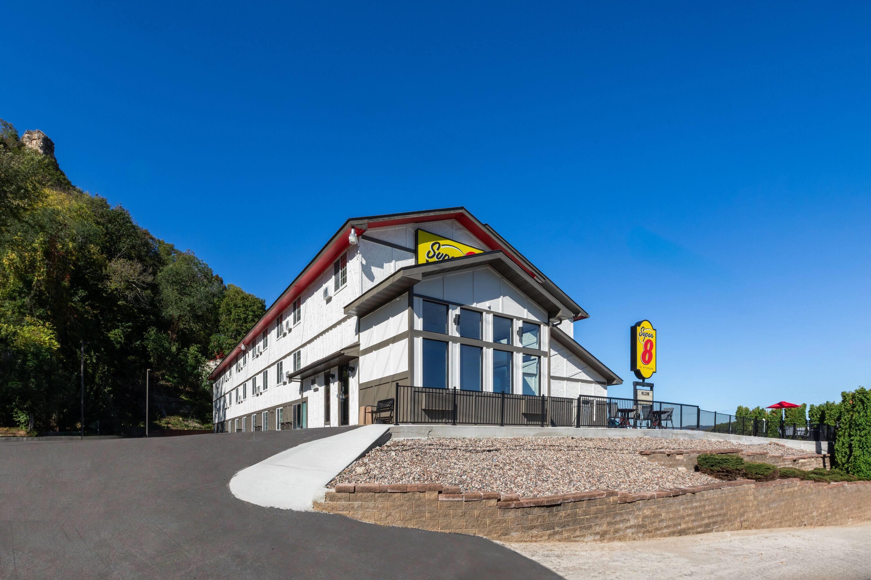 Exterior | Super 8 by Wyndham Winona MN