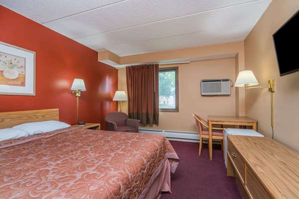 Suite - Super 8 Hotel Brooklyn Center - I-94 & I-694, Exit 34